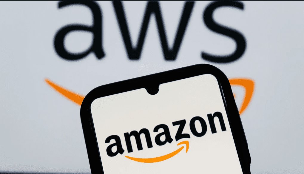 AlgorithmMan's tweet card. A DNS failure triggered a major AWS outage, disrupting platforms like Snapchat, Reddit, and Roblox, highlighting global reliance on a few cloud providers.