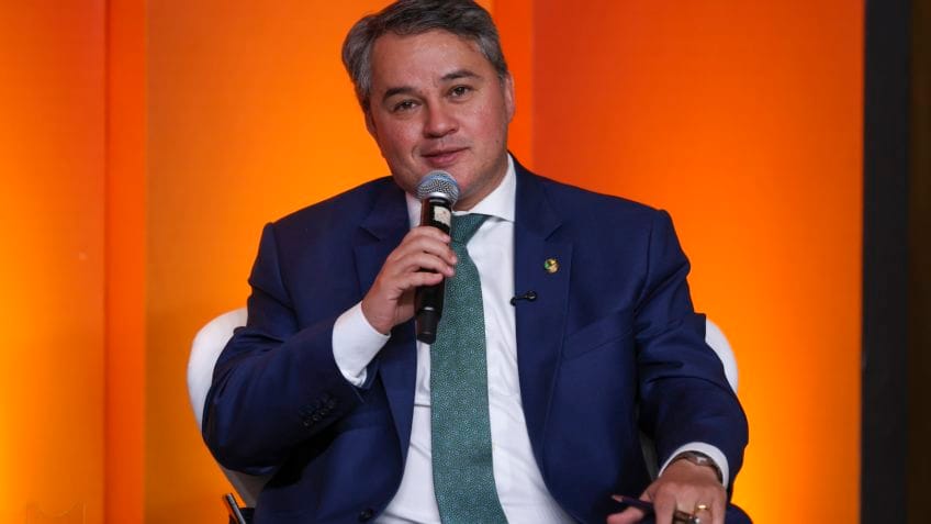 Poder360's tweet card. Senador afirma que projeto mira grupos que usam sonegação como modelo de negócio e “financiam o crime organizado”. Leia no Poder360.