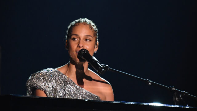 NPORadio2's tweet card. If I Ain't Got You van Alicia Keys verschijnt in 2003 op The Diary of Alicia Keys. Alicia schrijft het nummer naar aanleiding van de plotselinge dood van haar muzikale collega Aaliyah.