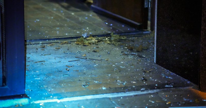 Schade na explosie op Aalsterweg in Eindhoven; bewoners op straat