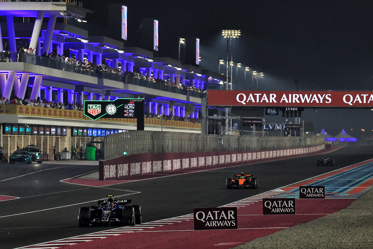 AUTOSPORT_web's tweet card. 　2025年F1第23戦カタールGP。レース後半、2回目のタイヤ交換を終えたランド・ノリス（マクラーレン）は表彰台圏内に戻るべく、必須に追い上げていた。しかし前