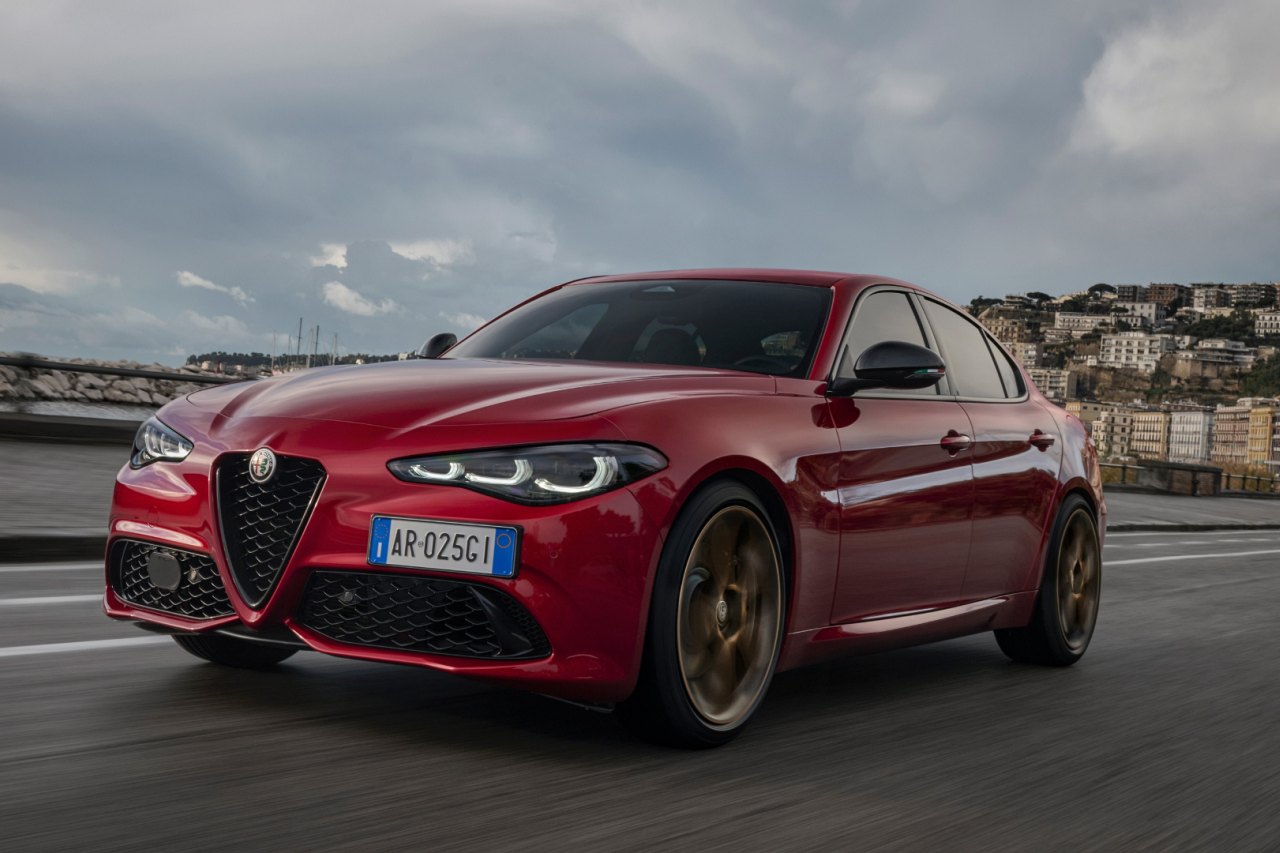 AUTOSPORT_web's tweet card. 　新世代アルファロメオを代表するスポーツセダン『GIULIA（ジュリア）』と、同じプラットフォームを共有するスポーツSUV『STELVIO（ステルヴィオ）』に、