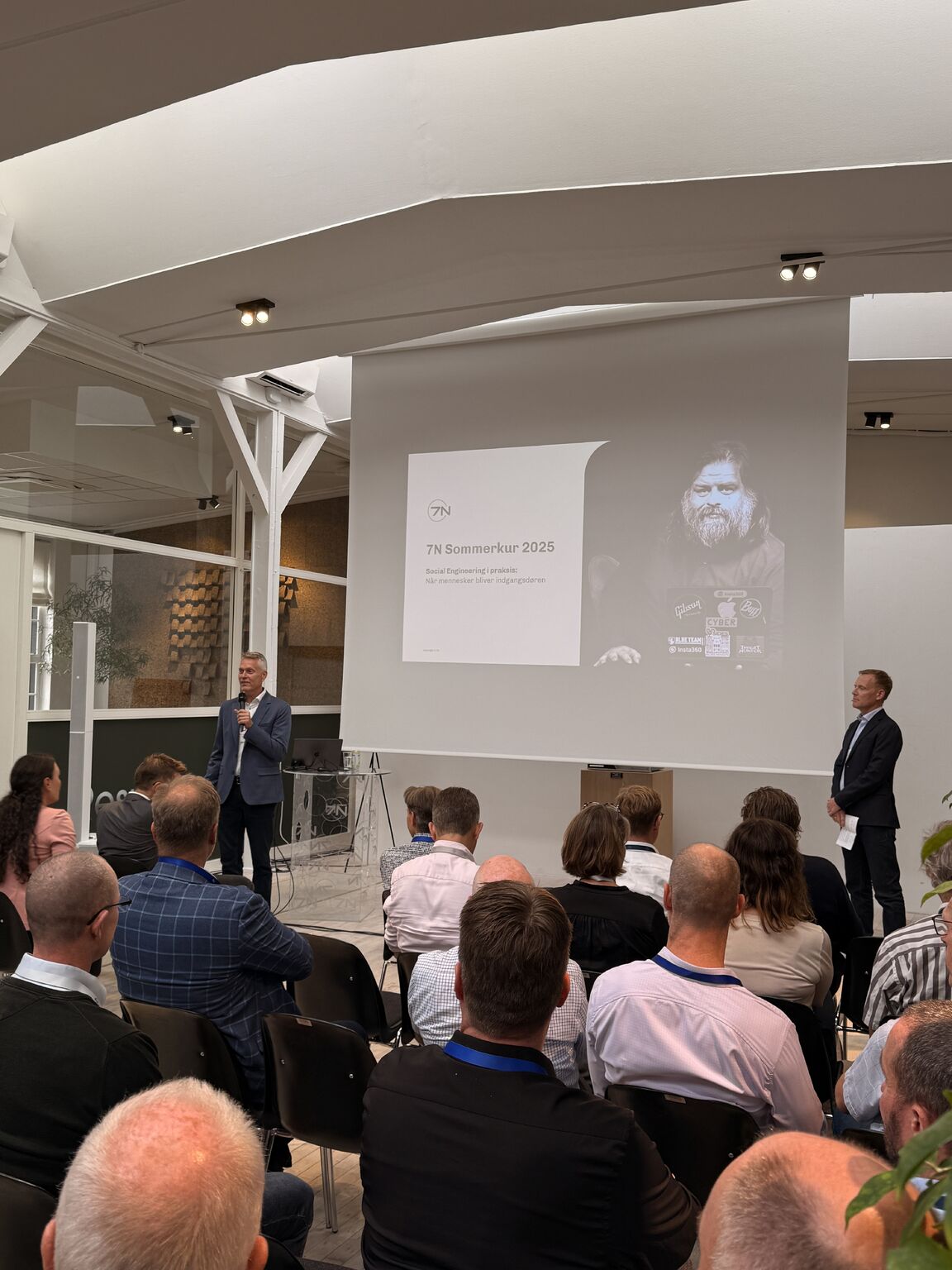 MadsHulgaard's tweet card. 🔐 Når teknologien ikke er nok – og hvorfor freelance IT-projektledelse er en del af løsningen 7N rammer hovedet på sømmet: Cybersikkerhed handler ikke kun om teknologi. Faktisk skyldes op mod 95 %...
