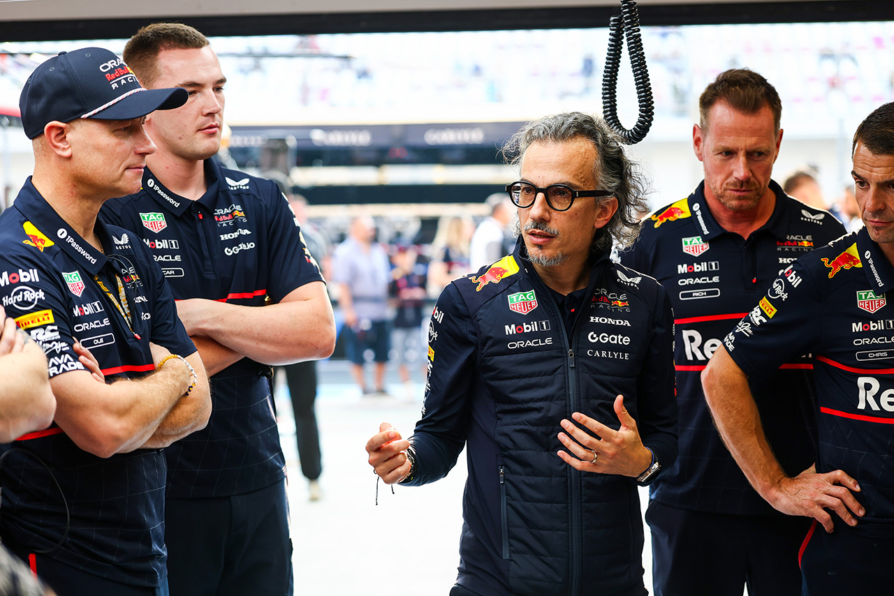 AUTOSPORT_web's tweet card. 「お伝えできるのは、我々は計画通りに進め、火曜日にドライバーのラインアップを発表するということだ。（それによって）アブダビGPでの集中力を乱すことはないと確信し