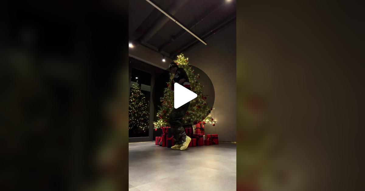 weareoneEXO's tweet card. 161 likes, 17 comments. “첫눈이 오면.ᐟ”