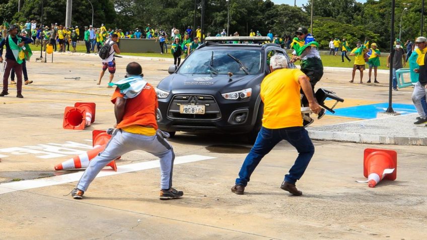 Poder360's tweet card. Brasil solicitou extradição em outubro de 2024; prisão preventiva foi mantida e eles ainda podem recorrer. Leia no Poder360.