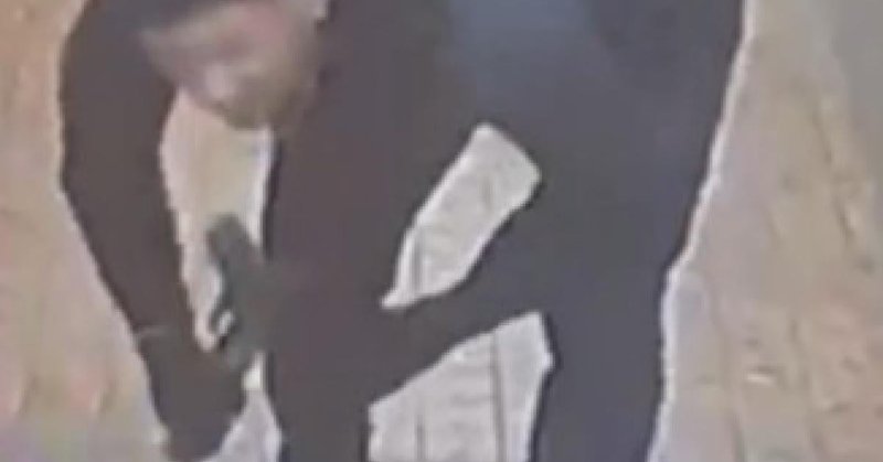 Man haalt vuurwapen uit sok in supermarkt op Nieuwmarkt