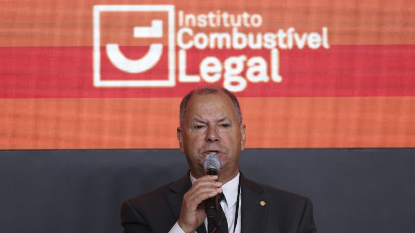 Poder360's tweet card. Deputado articula com líderes da Câmara para convencer Hugo Motta a pautar ao menos 3 textos antes do recesso. Leia no Poder360.