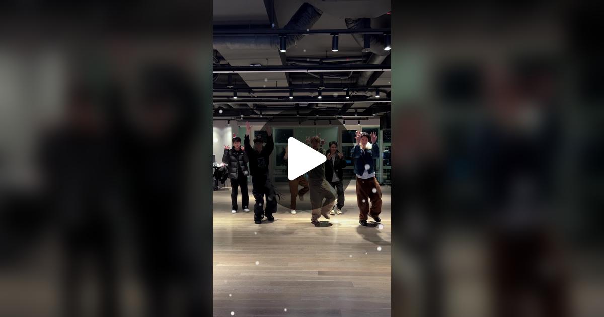 weareoneEXO's tweet card. 좋아요 665개, 댓글 108개가 있습니다. "기다렸지 첫눈❄️"