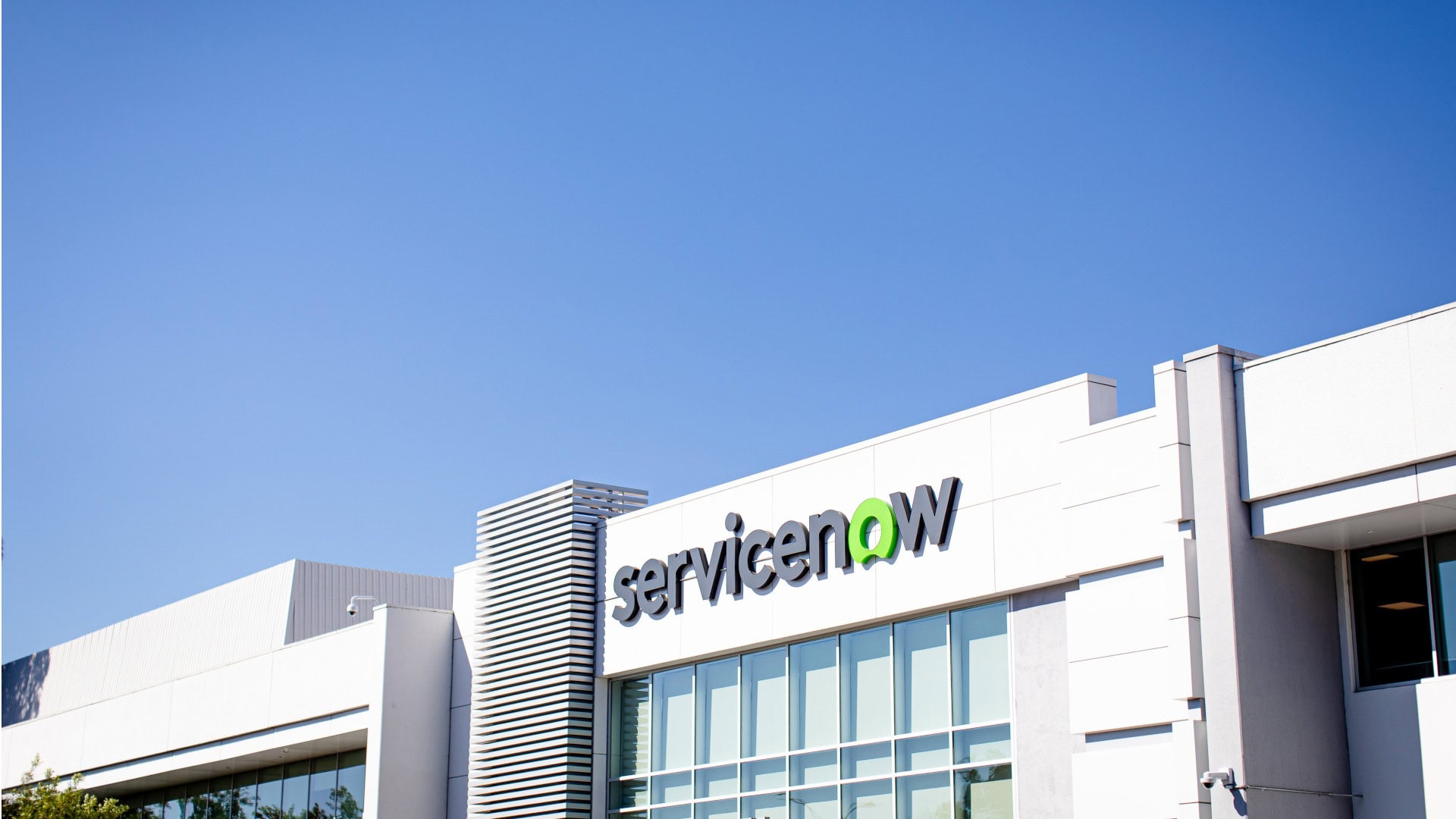 it__security's tweet card. ServiceNow hat die Übernahme des Sicherheitsanbieters Veza angekündigt. Laut Berichten liegt der Kaufpreis bei über einer Milliarde US-Dollar.