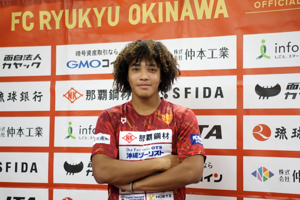 ryukyu_soccer's tweet card. 14年ぶりのベスト8入りを果たし、日本中を沸かせた「U-17日本代表」。その中に、ひときわ異彩を放つストライカーがいた。沖縄の地で育ち、九州プリンスリーグ２部から世界へと羽ばたいた17歳FWマギージェラニー蓮。初招集からわずか１か月でU-17W杯のメンバー入りを掴み、世界の強豪相手に堂々と渡り合った若きストライカーが今