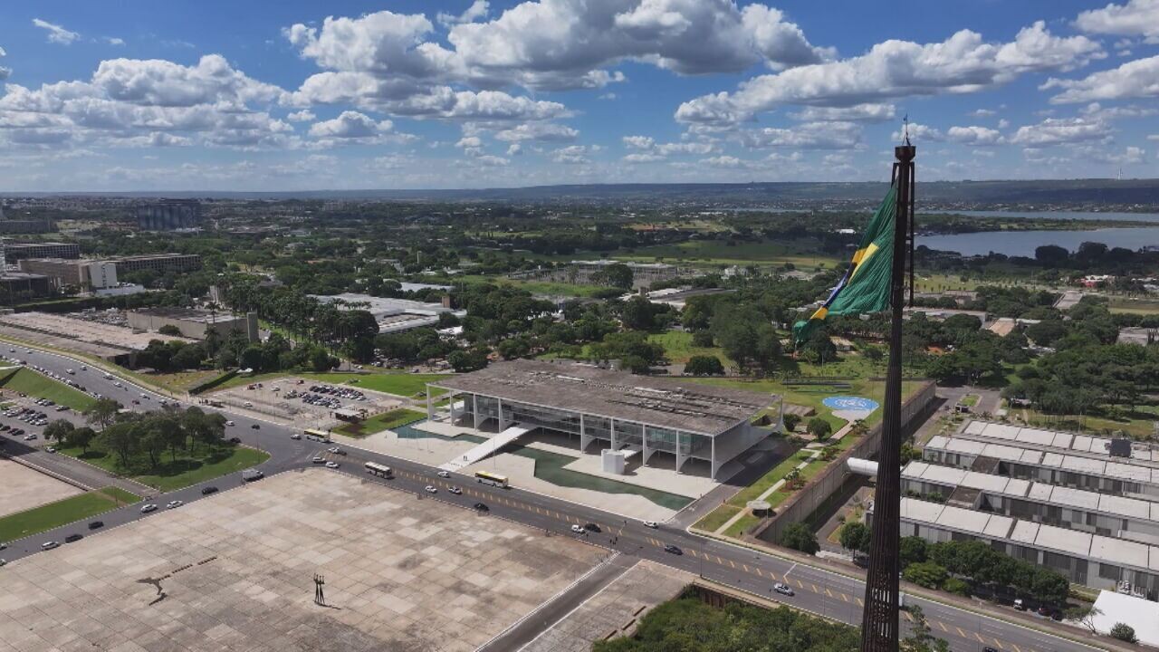 rapazdostextos's tweet card. Polícia Federal apreendeu 1,2 mil equipamentos eletrônicos dos envolvidos na trama, e conseguiu extrair 255 milhões de mensagens de áudio e vídeo.
