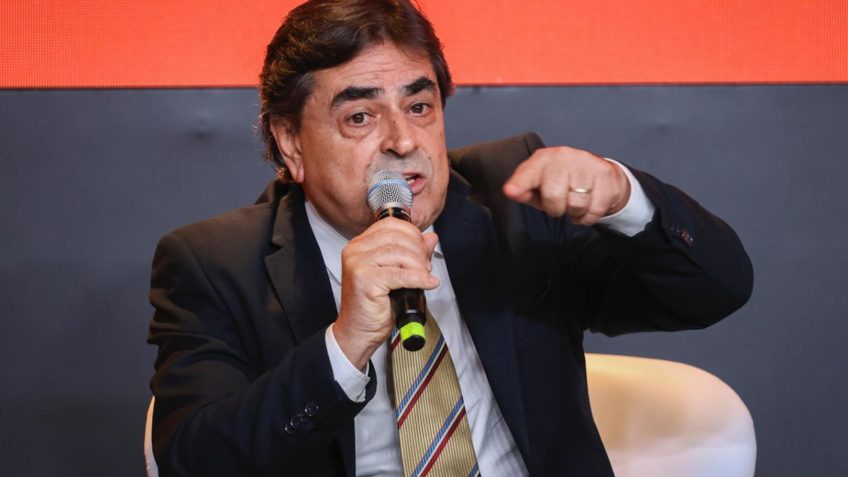 Poder360's tweet card. Deputado do PL criticou o judiciário durante fala em seminário sobre o combate ao crime organizado. Leia no Poder360.