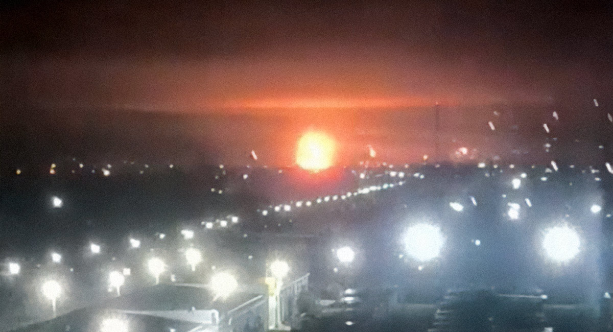 tyzhdenUA's tweet card. Додамо, що у відкритій інтерактивній базі даних InformNapalm з мапою Fire зібрані дані про понад 140 ударів протягом поточного року по російських НПЗ та інших