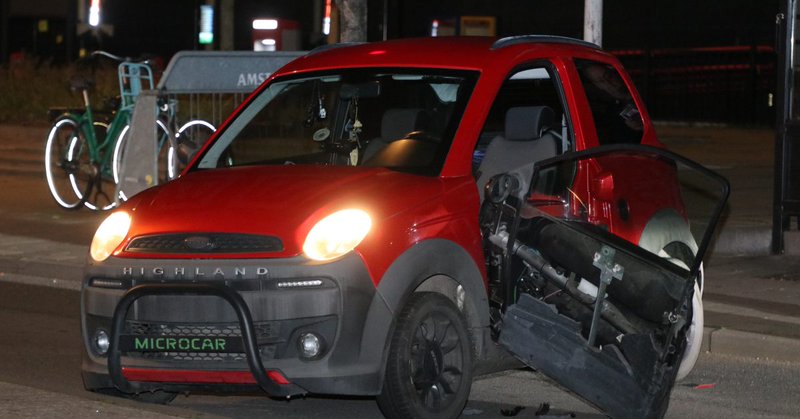 Microcar loopt forse schade op na ongeval met auto