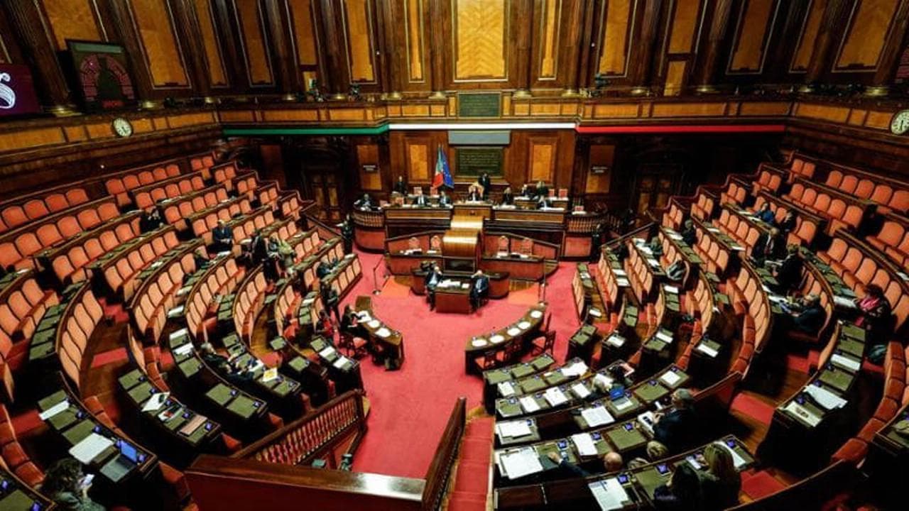 Assintel's tweet card. Via il vincolo del capitale sociale di 20 mila euro per definire come innovative le startup. I fondi pensione destineranno almeno il 5% del portafoglio investi…