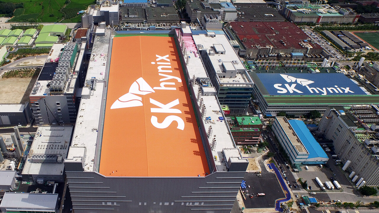 ComputerBase's tweet card. SK Hynix ist aktuell Marktführer bei HBM, doch die Konkurrenz holt auf. Eine gute Zeit, die DRAM-Produktion wieder hochzufahren.