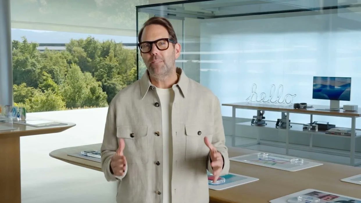 BlogNT's tweet card. Alan Dye quitte Apple après dix ans pour devenir chief design officer chez Meta. Zuckerberg ouvre un studio créatif dédié aux interfaces IA, AR et hardware. Voici ce que cela change.