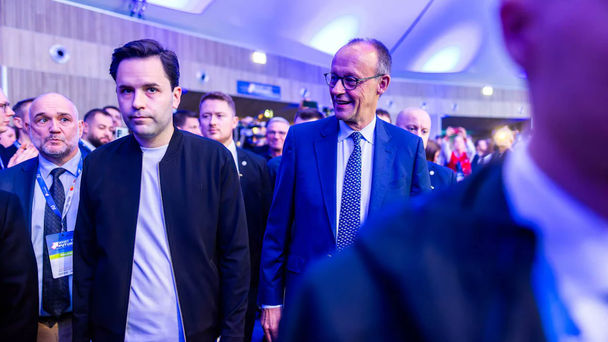 SZ_Wirtschaft's tweet card. Die Rentenrebellen der Jungen Union fordern eine gerechtere Rentenpolitik in Deutschland. Ihre Kritik richtet sich gegen Kanzler Friedrich Merz und die schwarz-rote Koalition. Die Auswirkungen auf...