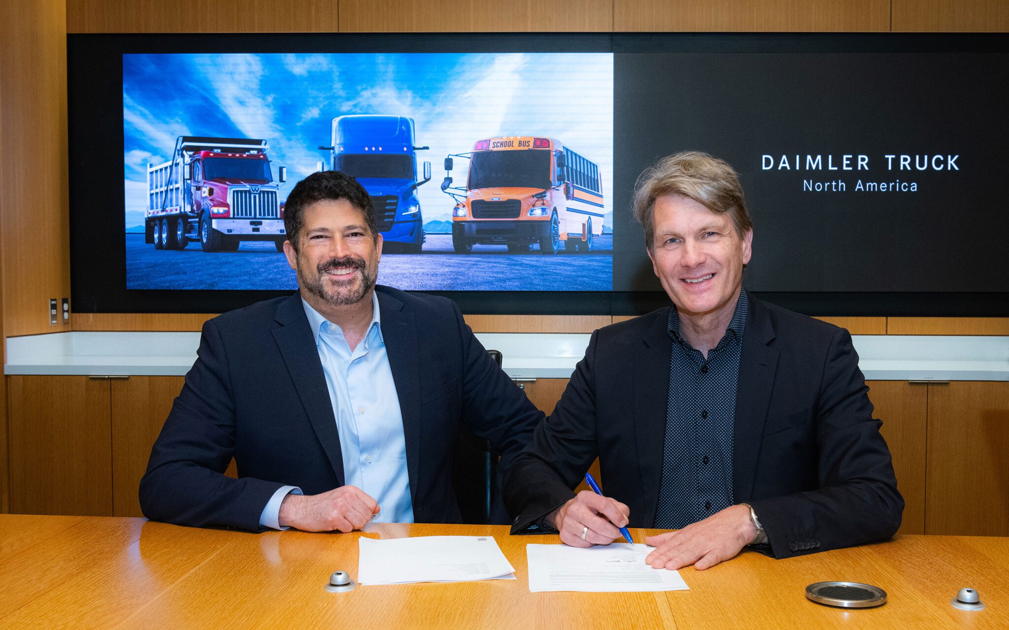 InnovizLiDAR's tweet card. Innoviz will supply InnovizTwo short-range LiDAR sensors for Level 4 autonomous Freightliner Cascadia trucks