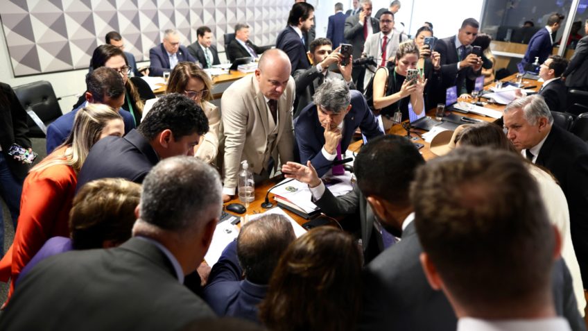 Poder360's tweet card. De fora do bloco, comissão rejeitou pedidos para ouvir representantes do Santander, PicPay e C6 Bank; relator classificou votação como “blindagem”. Leia no Poder360.