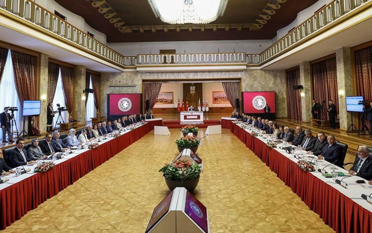 RudawKurdi's tweet card. Di civînê de kurteya naveroka hevdîtina şandeyê hat xwendin