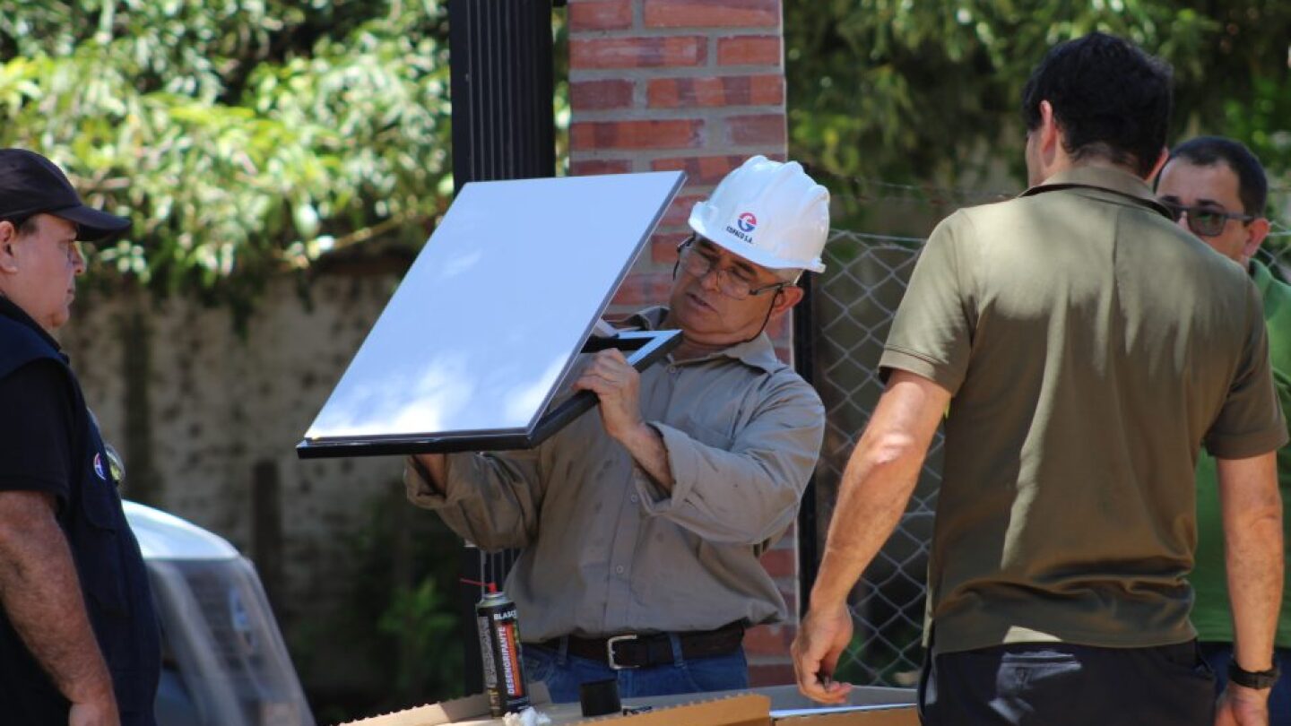 oscarspy's tweet card. La instalación de internet satelital en 500 instituciones educativas ubicadas en áreas de aislamiento digital del país arrancó esta semana con el objetivo de reducir la brecha digital y asegurar...