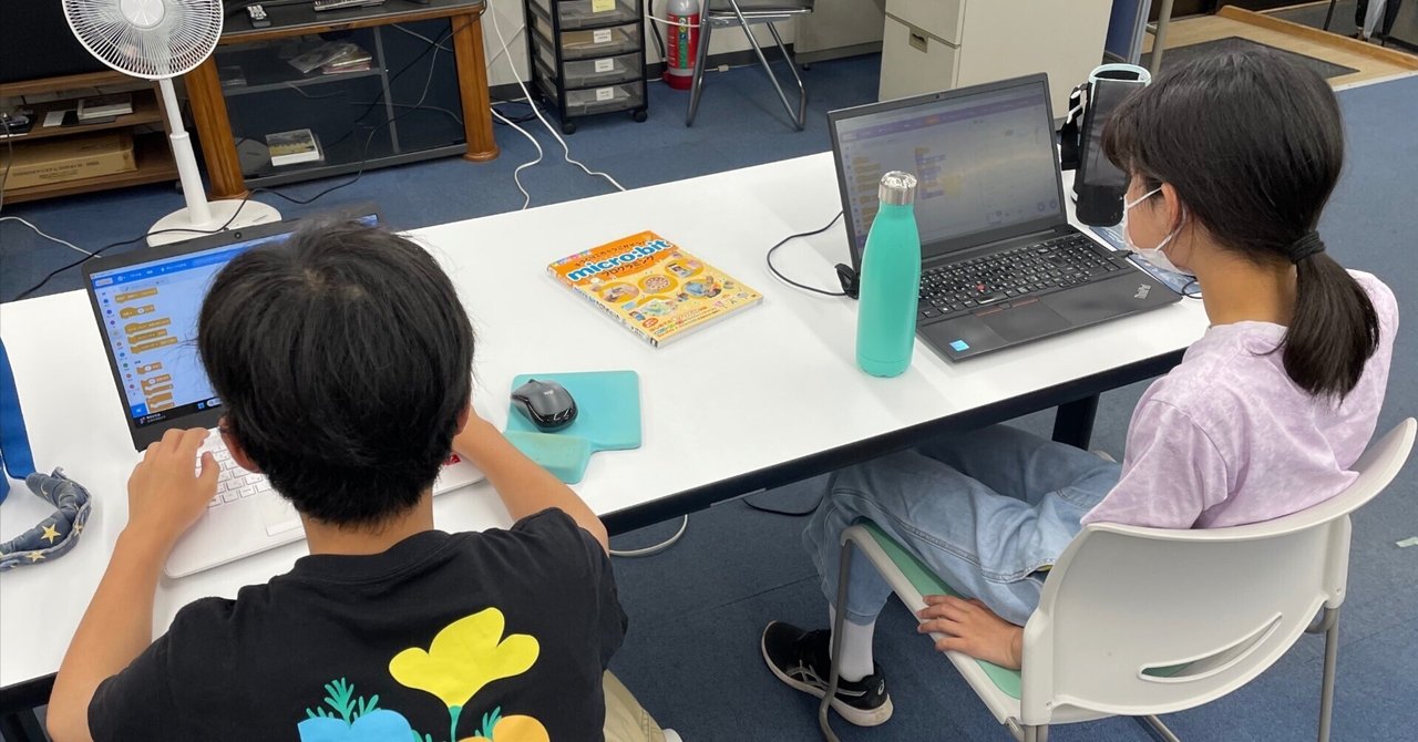 CodeDojoFujie's tweet card. 本日は2人の参加者。 久しぶりなんでちょっと考え中。 どんどんアイデアが出てきます。 そして発表会へ。 ちょっと分かりにくいですが、クモが主役。波の中で動かして殺虫剤でやっつけます。 シューティングゲーム怪獣をやっつけていきます。 最強のディフェンス登場！今後このあたりの動きをつけていきたいということでした。 そして今日は発表の最後にマイクロビットを少し紹介しました。 Microsoft...