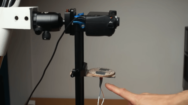 hackaday's tweet card. It’s relatively easy to understand how optical microscopes work at low magnifications: one lens magnifies an image, the next magnifies the already-magnified image, and so on until it reaches the ey…