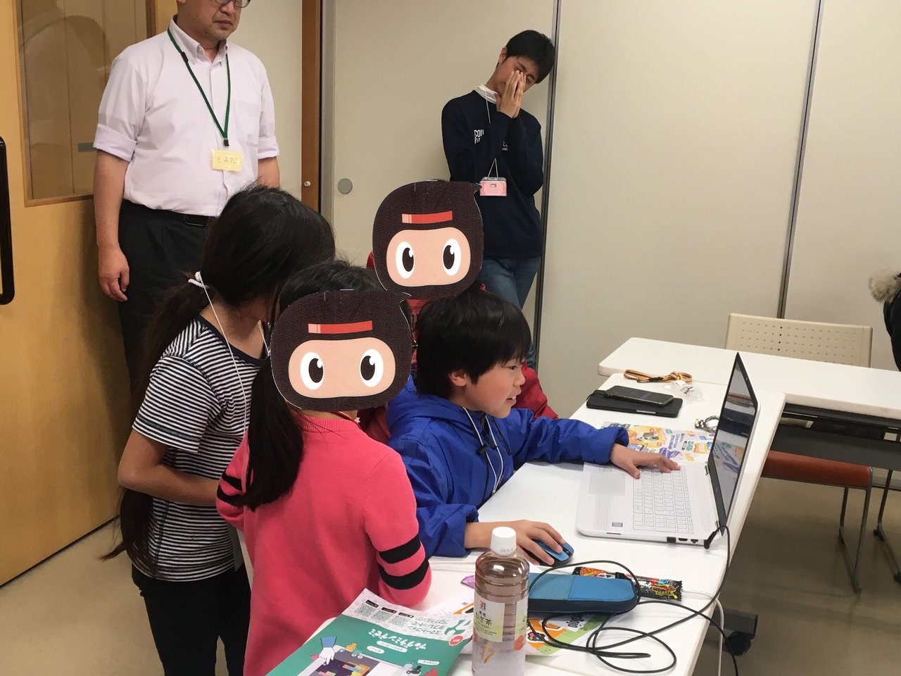 CoderDojo_Nippa's tweet card. グループの説明もお読み下さい。 * * * ## CoderDojo新羽でできること 1. 主にScratchを使って、ゲームやプログラミングを行い、作った作品(途中まででもＯＫ）を自慢できます。 2. Scratch自体がはじめての場合は、インターネット接続が必須となりますがCode.orgのHour of Codeがお勧めです。 3. プログラミングに興味があったり、好きな子ども達（ニン...