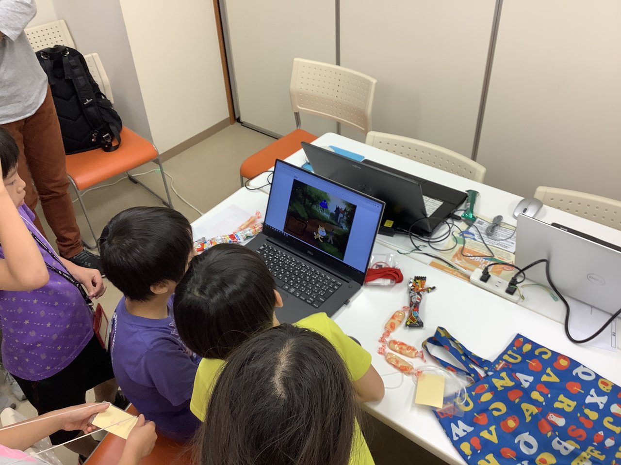CoderDojo_Nippa's tweet card. グループの説明もお読み下さい。 * * * ## CoderDojo新羽でできること 1. 主にScratchを使って、ゲームやプログラミングを行い、作った作品(途中まででもＯＫ）を自慢できます。 2. Scratch自体がはじめての場合は、インターネット接続が必須となりますがCode.orgのHour of Codeがお勧めです。 3. プログラミングに興味があったり、好きな子ども達（ニン...