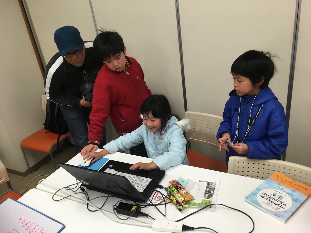 CoderDojo_Nippa's tweet card. グループの説明もお読み下さい。 * * * ## CoderDojo新羽でできること 1. 主にScratchを使って、ゲームやプログラミングを行い、作った作品(途中まででもＯＫ）を自慢できます。 2. Scratch自体がはじめての場合は、インターネット接続が必須となりますがCode.orgのHour of Codeがお勧めです。 3. プログラミングに興味があったり、好きな子ども達（ニン...