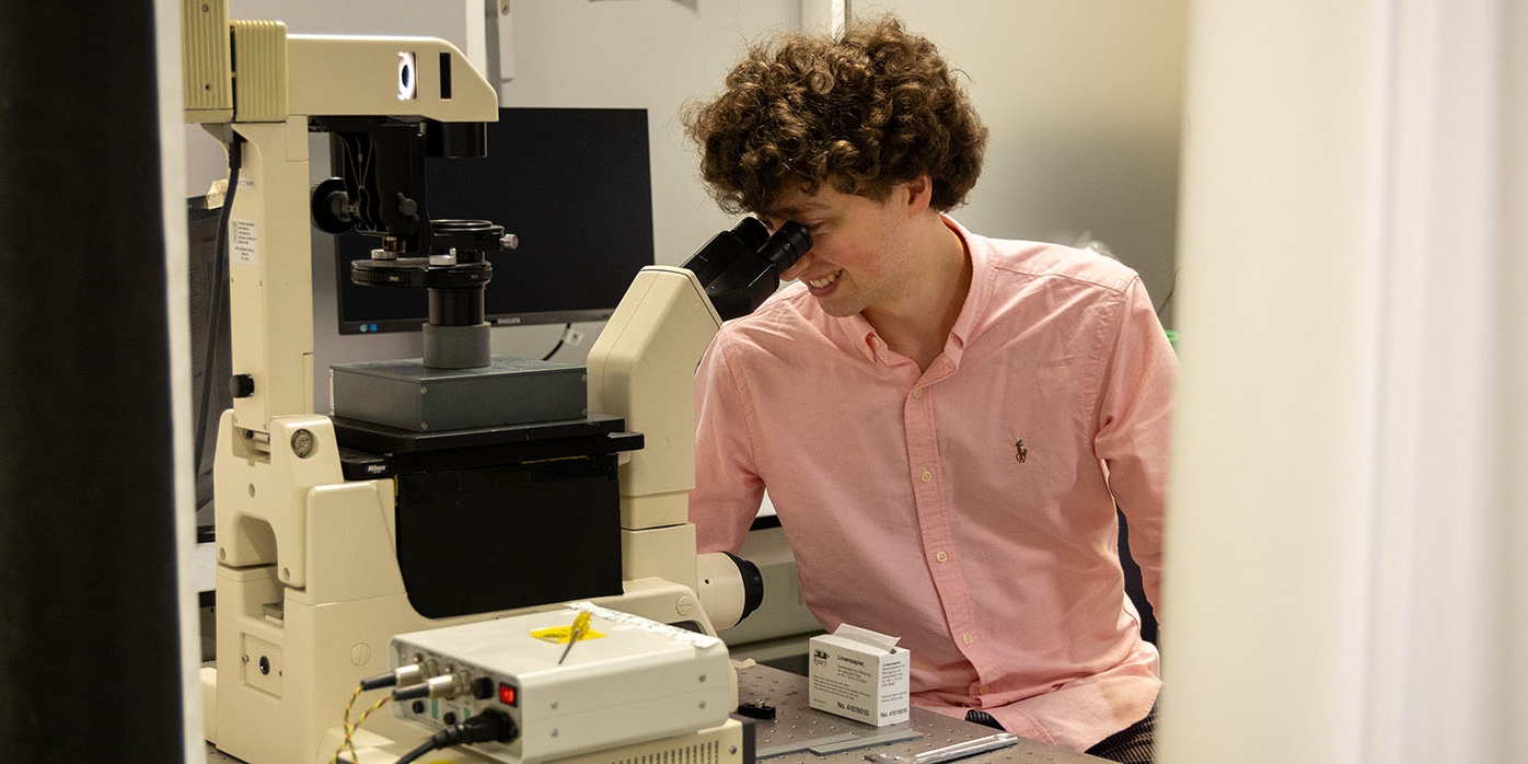 LeidenScience's tweet card. Some bacteria, it turns out, have proteins much like ours that organise the DNA in their cells. They just do it a bit differently. This is revealed by new research from biochemists at the Leiden...