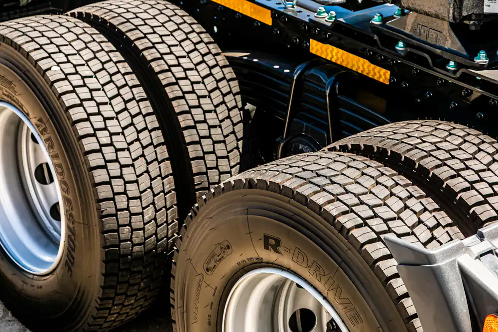 Python_desde_0's tweet card. La base instalada de sistemas de gestión de flotas en Sudáfrica alcanzará los 3,8 millones de unidades en 2027