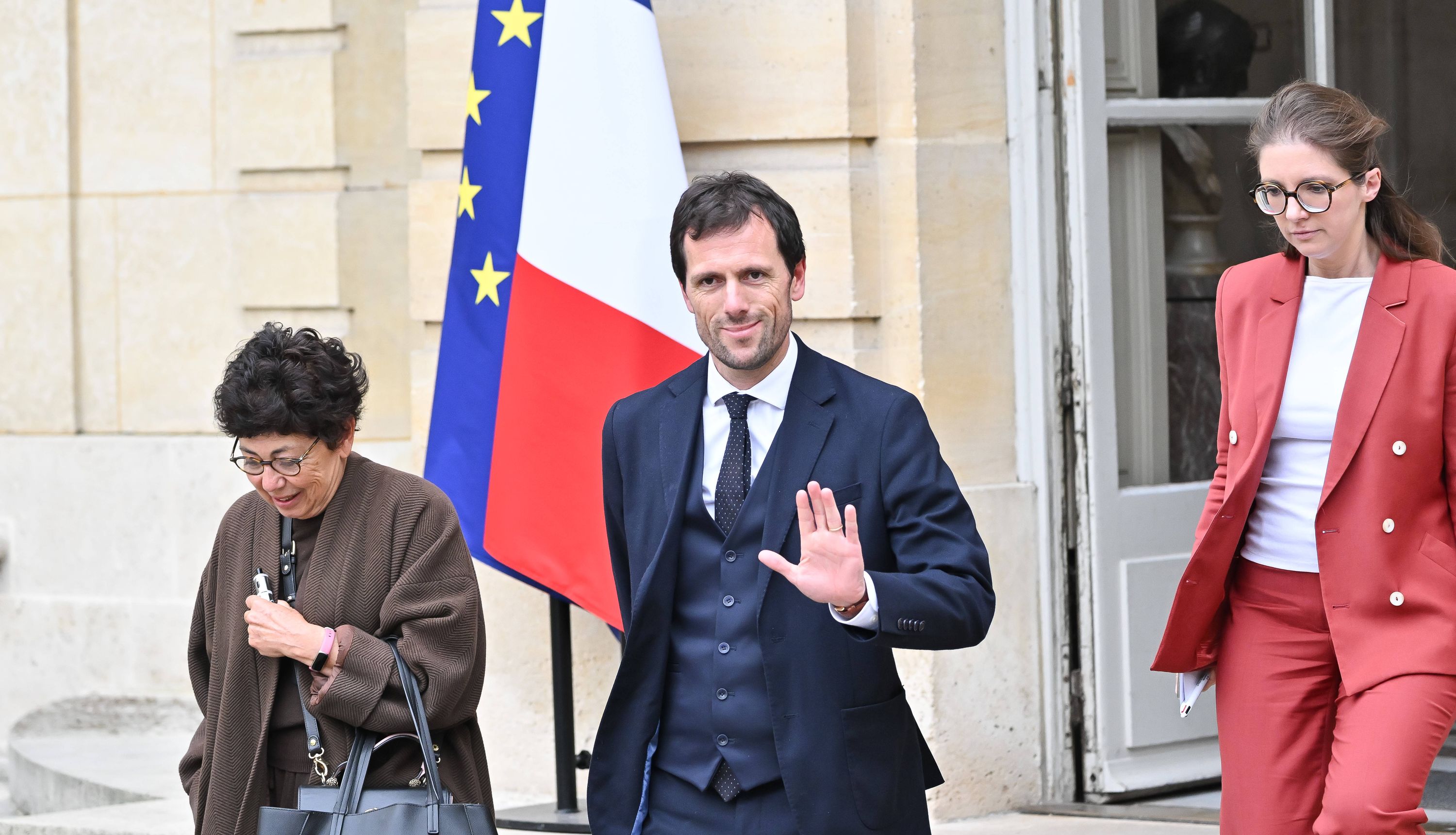 MissPeelEmma's tweet card. Des malfaiteurs ont réussi à entrer dans l’appartement du ministre délégué chargé de la Transition écologique, Mathieu Lefèvre, ce mercredi à Paris. Ce dernier avait laissé ses clés dans sa boîte aux...