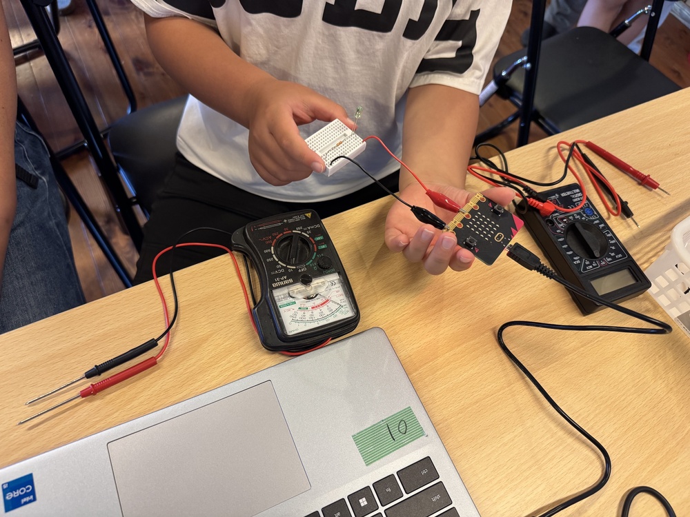 CoderDojoKTKT's tweet card. 2025-09-20（土）09:30 - 11:30 親子でプログラミングを体験しませんか? 初心者大歓迎です。奮ってご参加下さい！ また、お知り合いにもCoderDojo喜多方を紹介して頂けたら幸いです。 CoderDojoとは CoderDojo は子供たちのための非営利なプログラミング道場です。 2011年にアイルランドで始まり、現在では世界に2,000ヶ所、日本でも220ヶ所以...