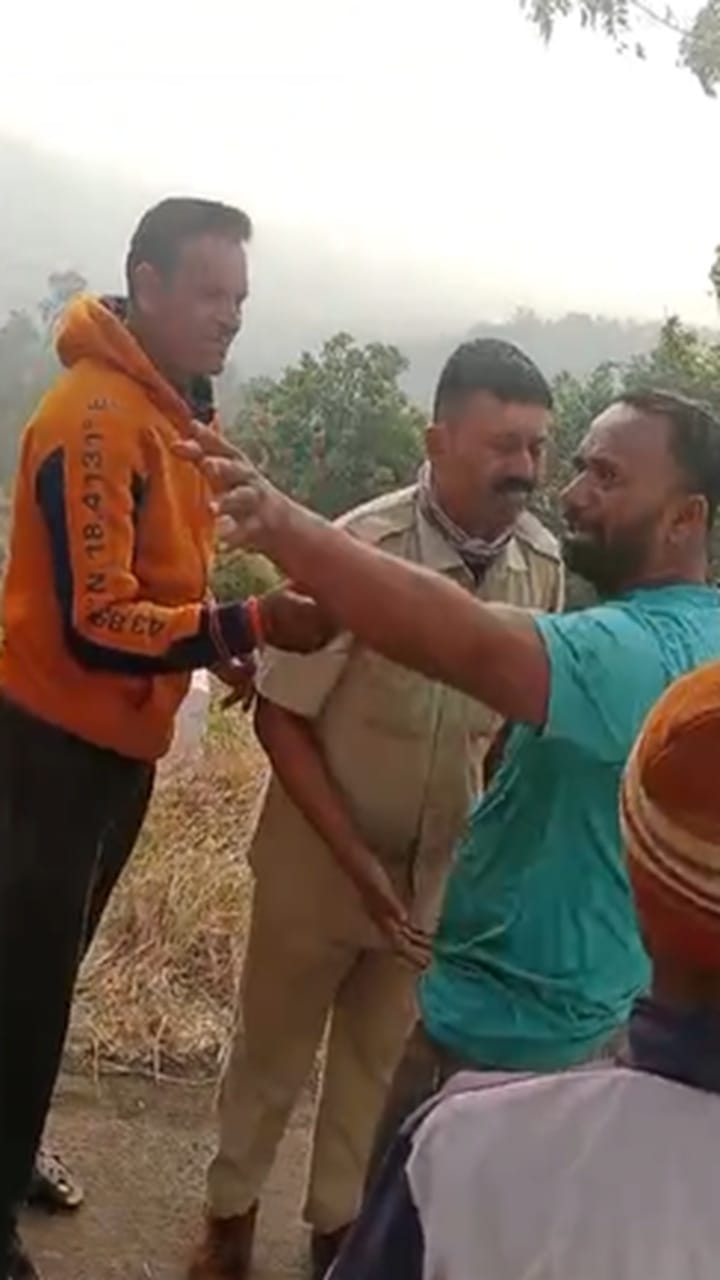 TV9Marathi's tweet card. कोल्हापुरातील भाचरवाडी इथं अरूंद रस्त्यावर एसटी बस आणि स्कूल बस एकमेकांना पास करत असताना दोन्ही बस चालक वाटेत बस लावून वेळकाढूपणा करत असल्याच्या रागातून तरुणाने शिवीगाळ केली.