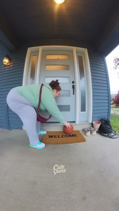 alg0rand_algo's tweet card. Gold splash: the fanciest arrest ever 😂💛