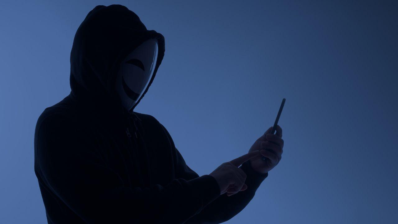 CarloSeisdedos's tweet card. Se ha descubierto un ataque masivo a móviles Android en que roban sms con contraseñas de un solo uso y hacen lo que quieren con ellas.