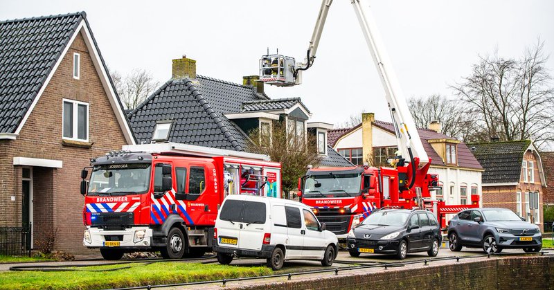 Schoorsteenbrand in Wijnjewoude met inzet van hoogwerker