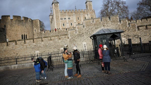 هجوم حلوى على صندوق عرض التاج البريطاني (إكس)