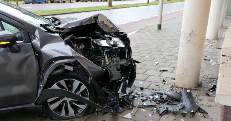 Auto raakt pilaar op Boddenkampsingel; politie sluit weg af