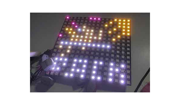 programaarduino's tweet card. Cómo hacer un juego con ESP32 y una matriz LED conectado a Twitch