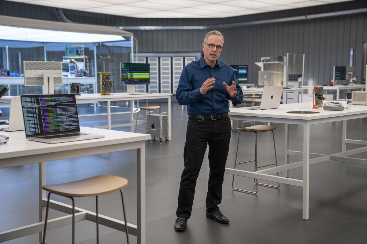 BREAKING: Apple's chip chief Johny Srouji informed CEO Tim Cook he is  seriously considering leaving the company and would likely continue his  career elsewhere rather than retire. Apple is urgently pushing to