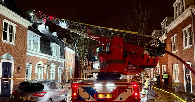 Schoorsteenbrand in Vleuten slaat over naar dak en naar de buren