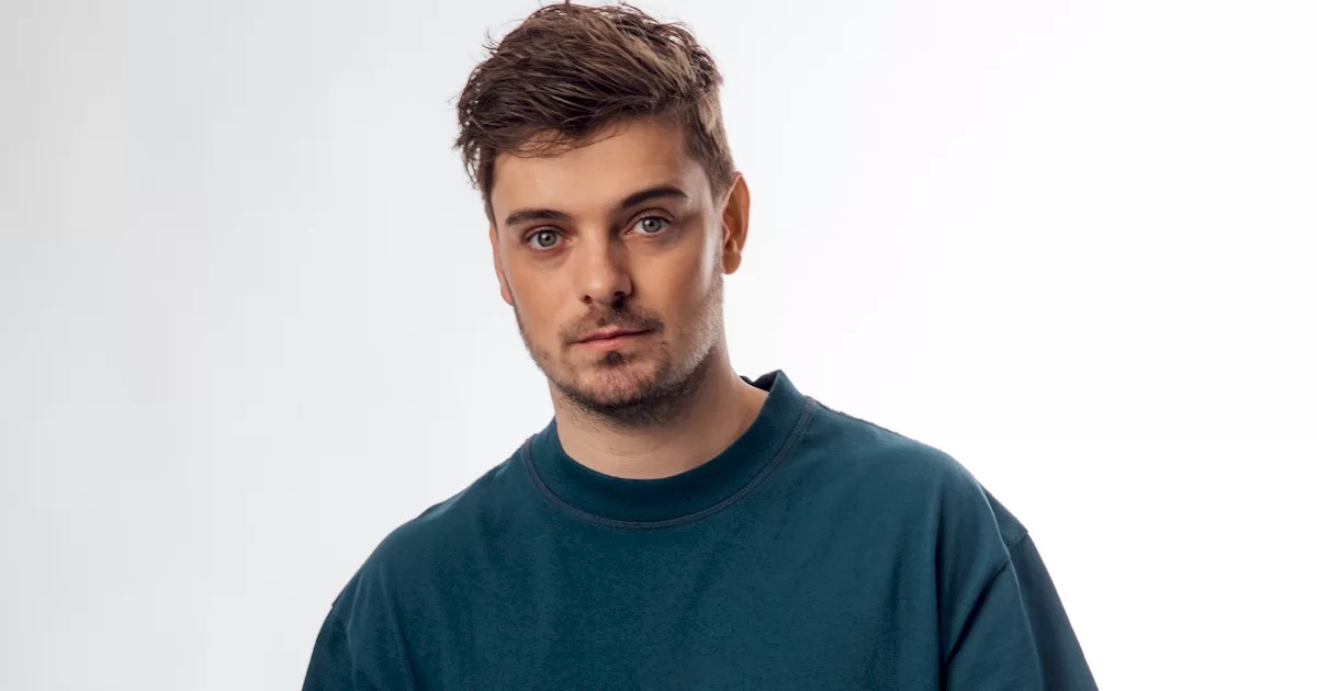 agitossp's tweet card. Martin Garrix não é apenas um DJ; ele é uma força da natureza que cresceu diante dos olhos do mundo. Desde que explodiu na cena com "Animals", ele se