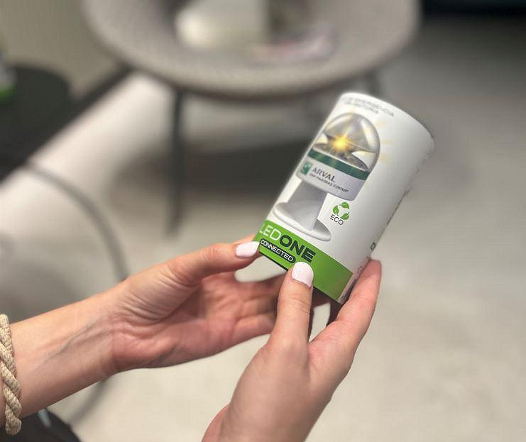 arduino_display's tweet card. Arval equipa su flota de más de 220.000 vehículos con balizas V16 conectadas con IoT para mejorar la seguridad vial