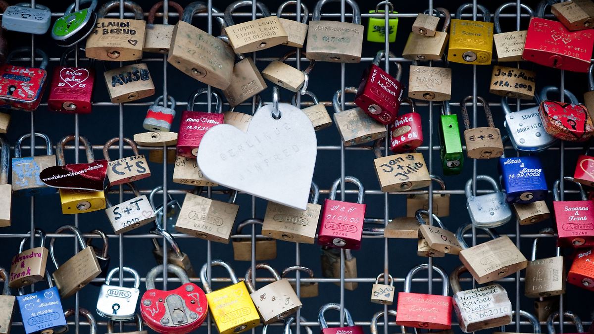 MARIENPLATZ_MUC's tweet card. Es werden immer mehr: Liebesschlösser. Die mit Stiftgekrakel oder Gravuren versehenen Vorhängeschlösser an Brücken sollen die ewige Liebe symbolisieren. Behörden sehen den Brauch mit gemischten...
