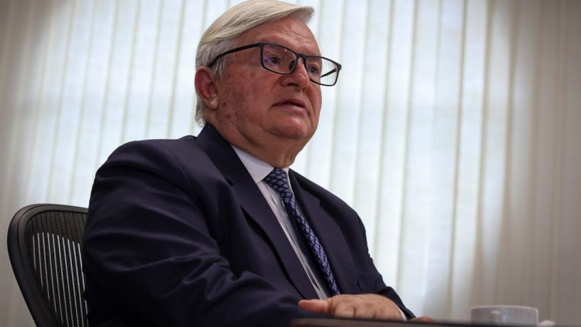 Poder360's tweet card. Presidente da Corte acredita que constante troca de funcionários entre os gabinetes possa ter relação ao caso de venda de sentenças que está sendo investigado. Leia no Poder360.