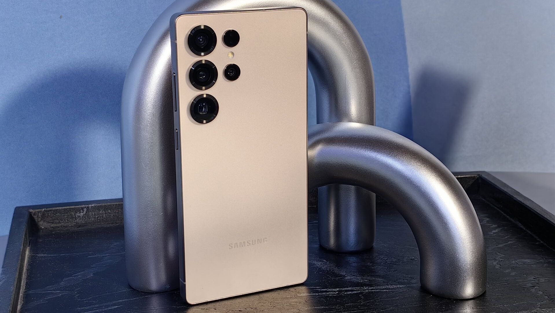 AndroidAuth's tweet card. A new magnetic wireless battery pack from Samsung was spotted on a certification page in the Wireless Power Consortium’s database.